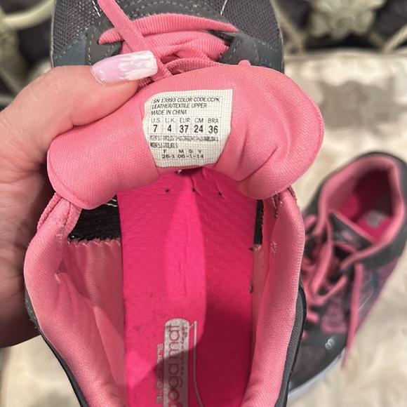 Skechers size 7 walking sneaker - Picture 6 of 6